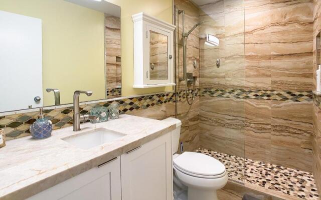 WBH D227 - Aloha La'i2 - Oceanfront/1b1b/Wifi/AC/Cable/Pool/Extras