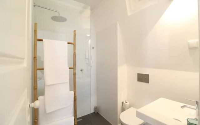 Bright 1 BD W/ Lovely Balcony in Lisbon