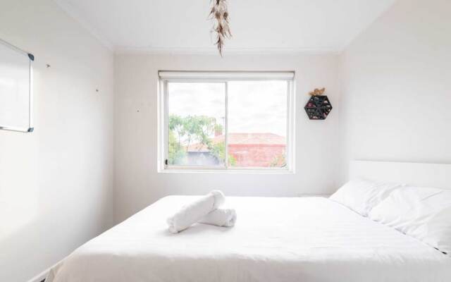 Sunny 1 Bedroom Apartment in St Kilda Near the Beach