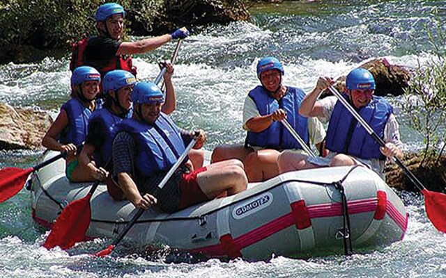 Awesome Home in Podstrana with Hot Tub, WiFi & 2 Bedrooms