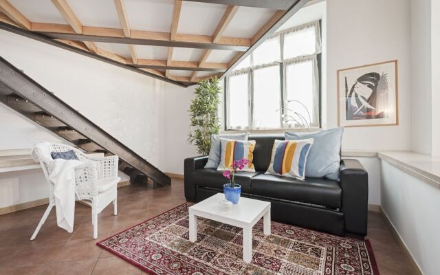 Inviting 3-bed Apartment in Roma 4mins to Colosseo