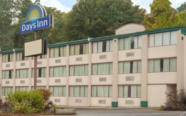 Schenectady Inn & Suites