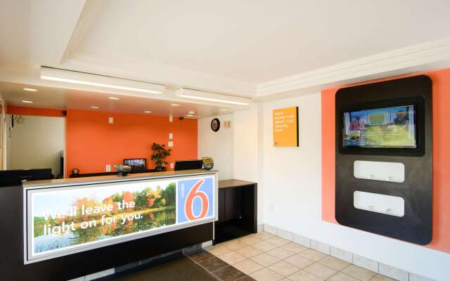 Motel 6 Leominster, MA