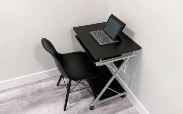 Air & Road Travelers' Perfect Spot! + Full Kitchen