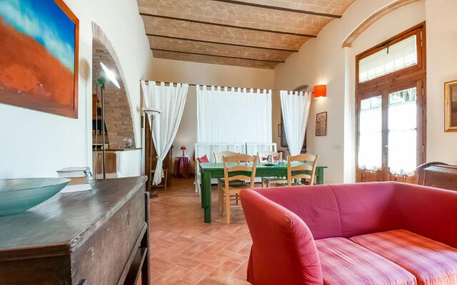 Boutique Cottage in Poggibonsi with Pool