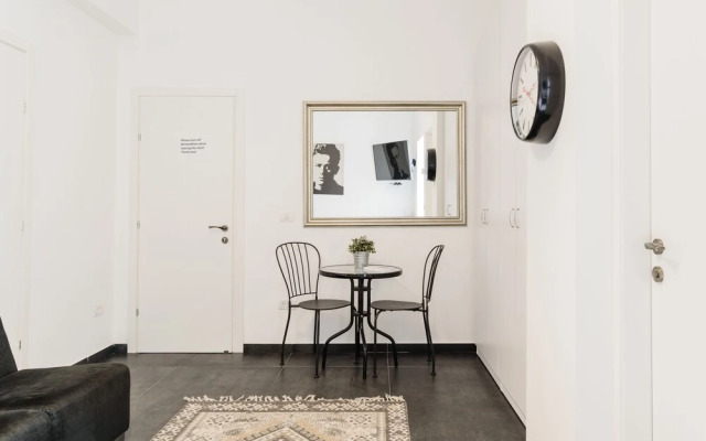 Rothschild Chic Studio