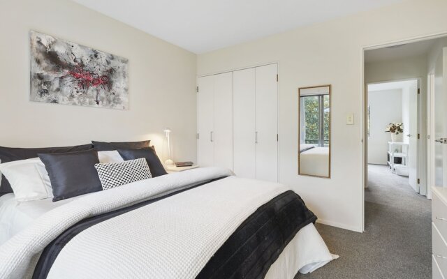 Stylish Central 2BR Apt nr Hospital