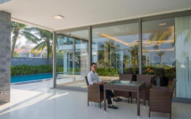 Five Stars 5 Bedrooms And 1 Movie Room Beachfront