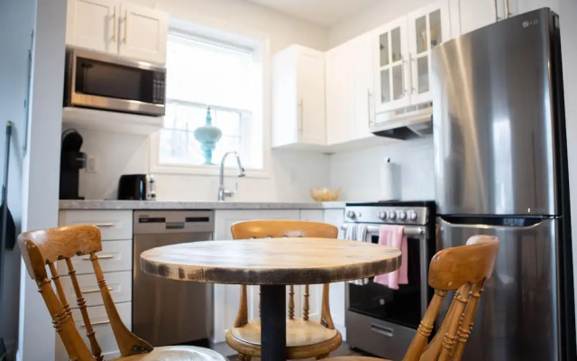 Detached Victorian Style Tiny Home - Long Stays U7