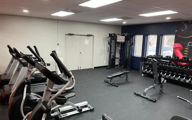 Orangewood Inn & Suites Kansas City Airport