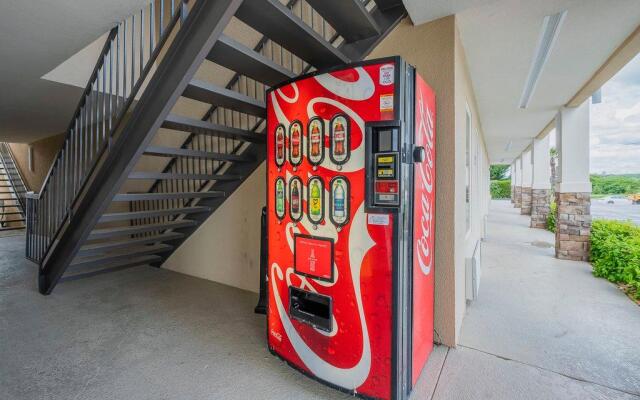 Red Roof Inn & Suites Calhoun