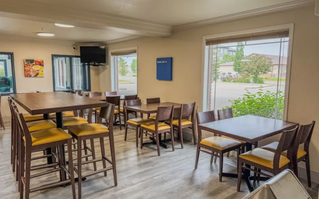 Super 8 High River AB