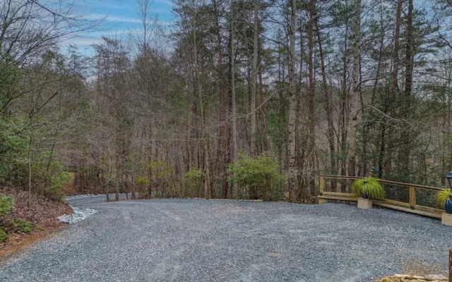 Bear Track Falls Peaceful, Quiet Mtn. Retreat!