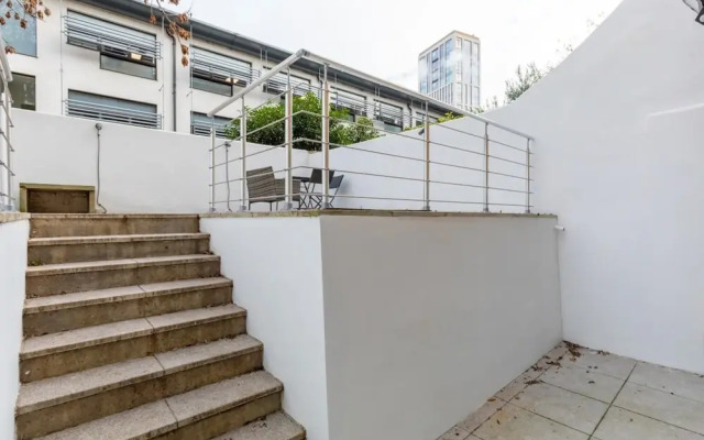 Beautifully Presented 2BD Flat W/patio- Kensington