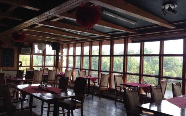 Sturgeon River Inn & Restaurant