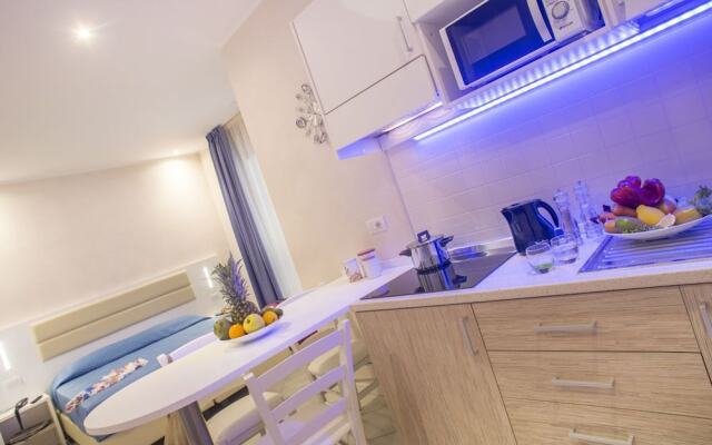 White Suite  Apartments