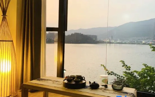 Yuehu Lakeview Guesthouse