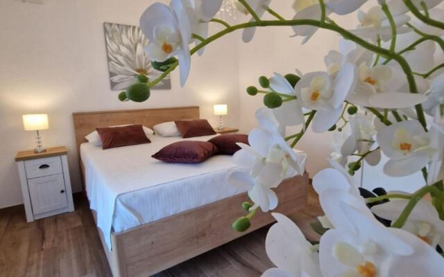 Sandra - quiet & close to the beach - SA1(2)