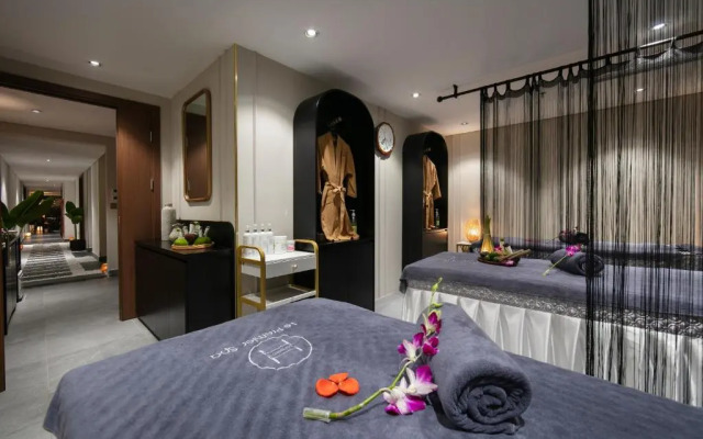 Le Premier Hotel & Rooftop Bar
