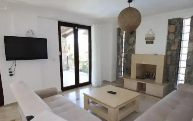 Villa XT12 by JoyLettings