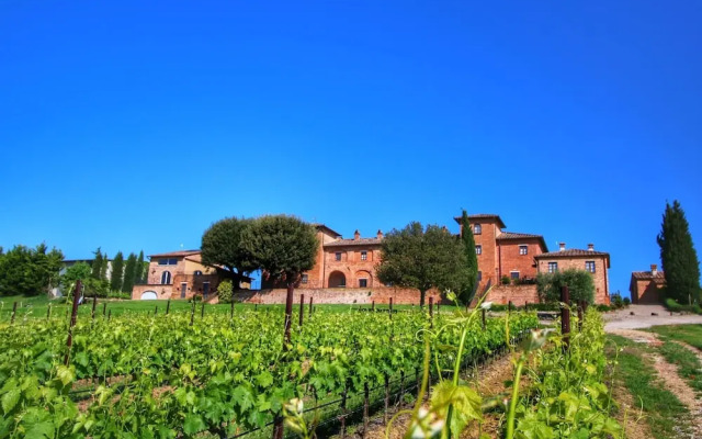 Cozy Farmhouse in Montepulciano with Pool