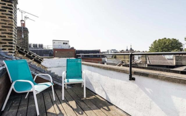 Spacious, Charming 3bd W/Balcony in Kennington