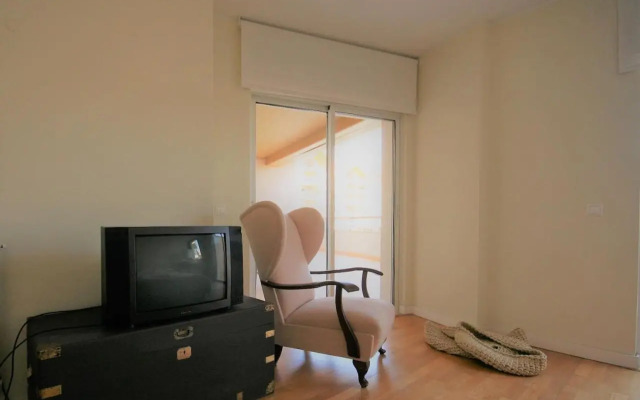 Modern Apartment in Luxurious Condominium