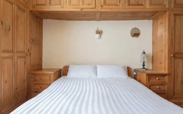 Haworth Village House - Sleeps 6, Parking & Pets!