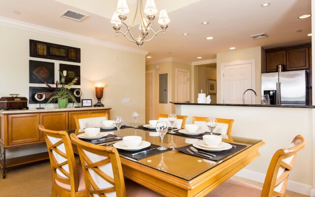 RVH 052 Relax in Centre Court