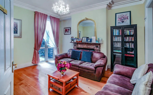 OYO Avenue House