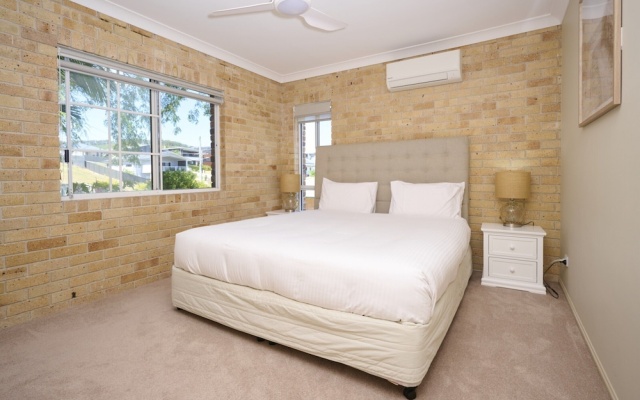 Family Coastal Retreat With Pool and Balcony Views – Guest Rooms – Woolgoolga