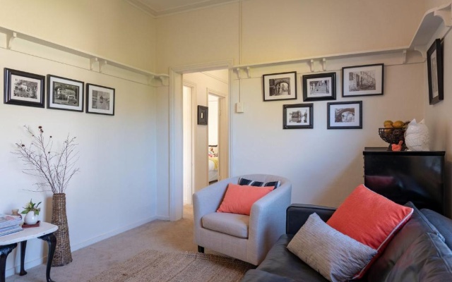 Dawns Sleeps 4 in 2 queens with 2 ensuites wifi in town. – Guest Rooms – Daylesford