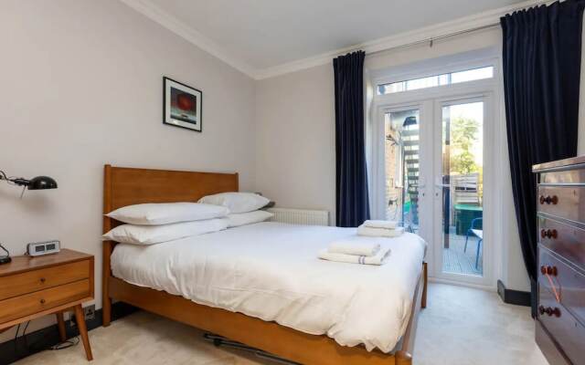 Stylish 2 Bedroom Flat With Large Private Garden