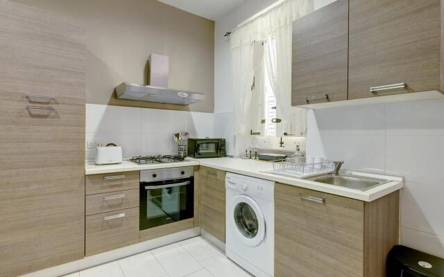 Modern 1BR Maisonette Steps From the Promenade