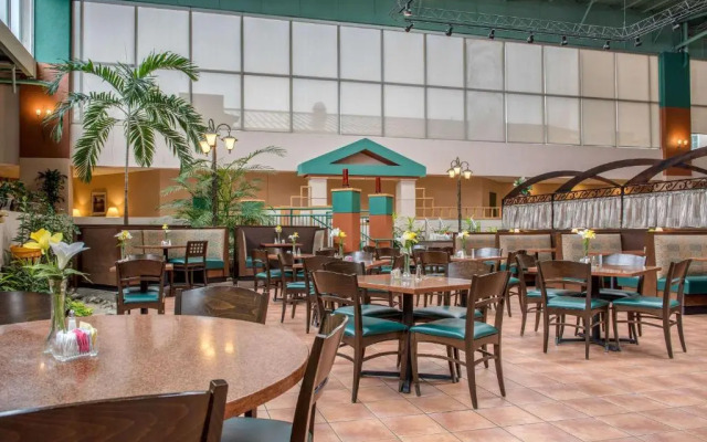 Crowne Plaza Cincinnati-Blue Ash Hotel