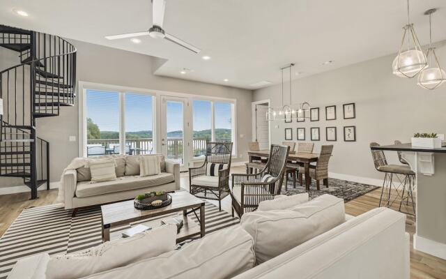 The Dogwood · Luxury Hot Tub· Lake Front Access ·