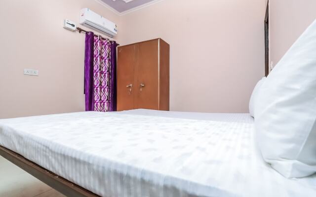 OYO 27881 Living Sector 135