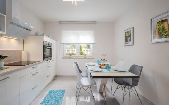 Amazing Home in Dramalj With Wifi and 3 Bedrooms