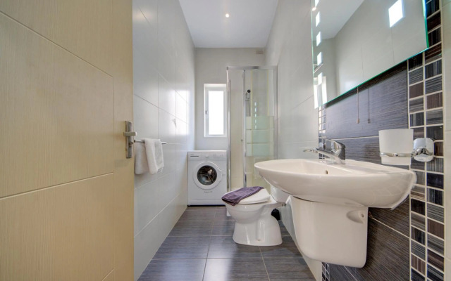 Sliema Ferries 2-bedroom Apt with views