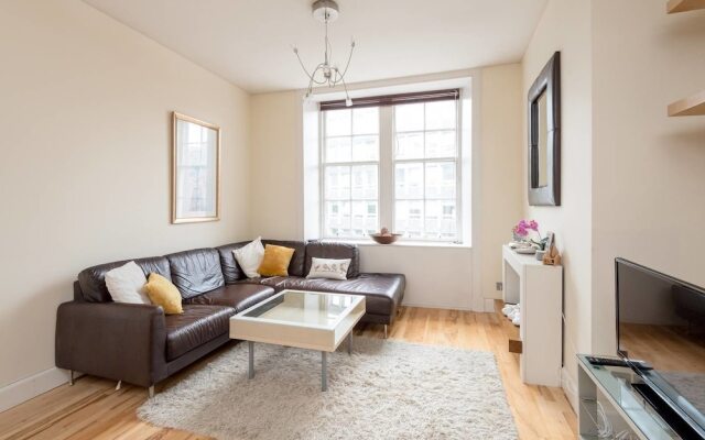 Cute 2 Bedroom Apt With View Of The Castle