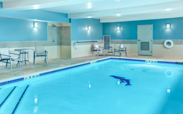 Holiday Inn Express & Suites Woodbridge