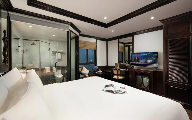 May de Ville Crown Hotel