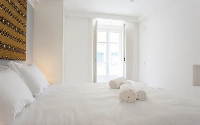 JOIVY Gorgeous 2-bed home, 3 mins from Lisbon Cathedral