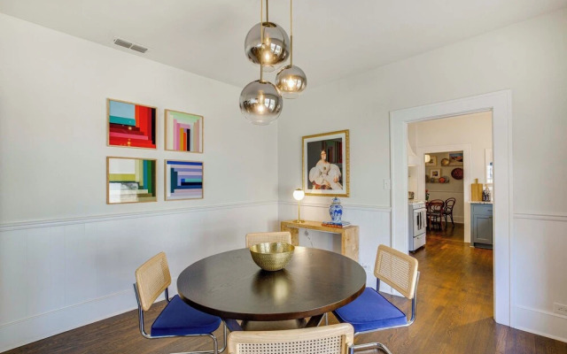 Walk to Bergfeld Park: 1928 Azalea District Home