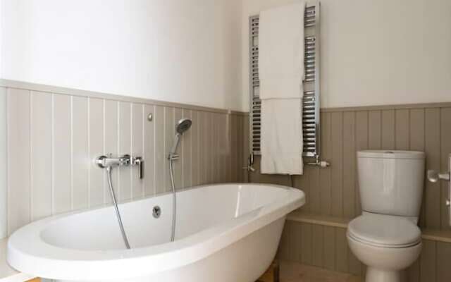 Spacious 2BR Flat in Kensington