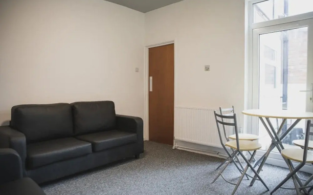 Room in Guest Room - Cheerful Big Room in Leicester