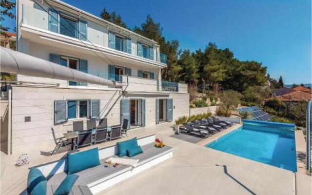 Four-Bedroom Holiday Home in Milna