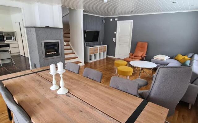 Cheerful 4-bedroom home with fireplace, 1,5km from Flåm center