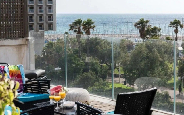 Luxurious 3BR Beach Front Apt Parking