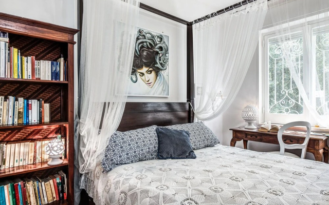 Medusa and the Seahorse Villa